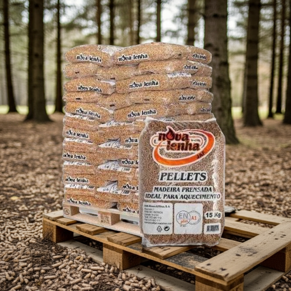 Pellets de Madeira NovaLenha Certificação A1 Plus em paletes, ideal para aquecimento sustentável e eficiente.